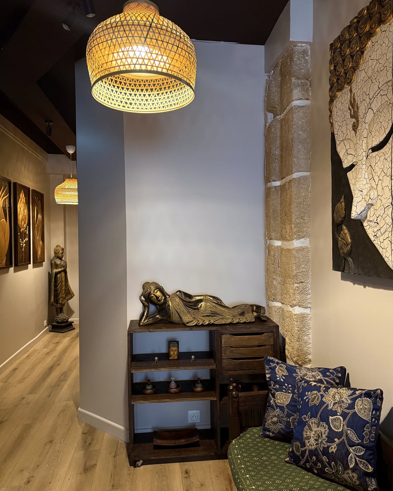Accueil HOOM avec assise chaleureuse et passage vers les cabines