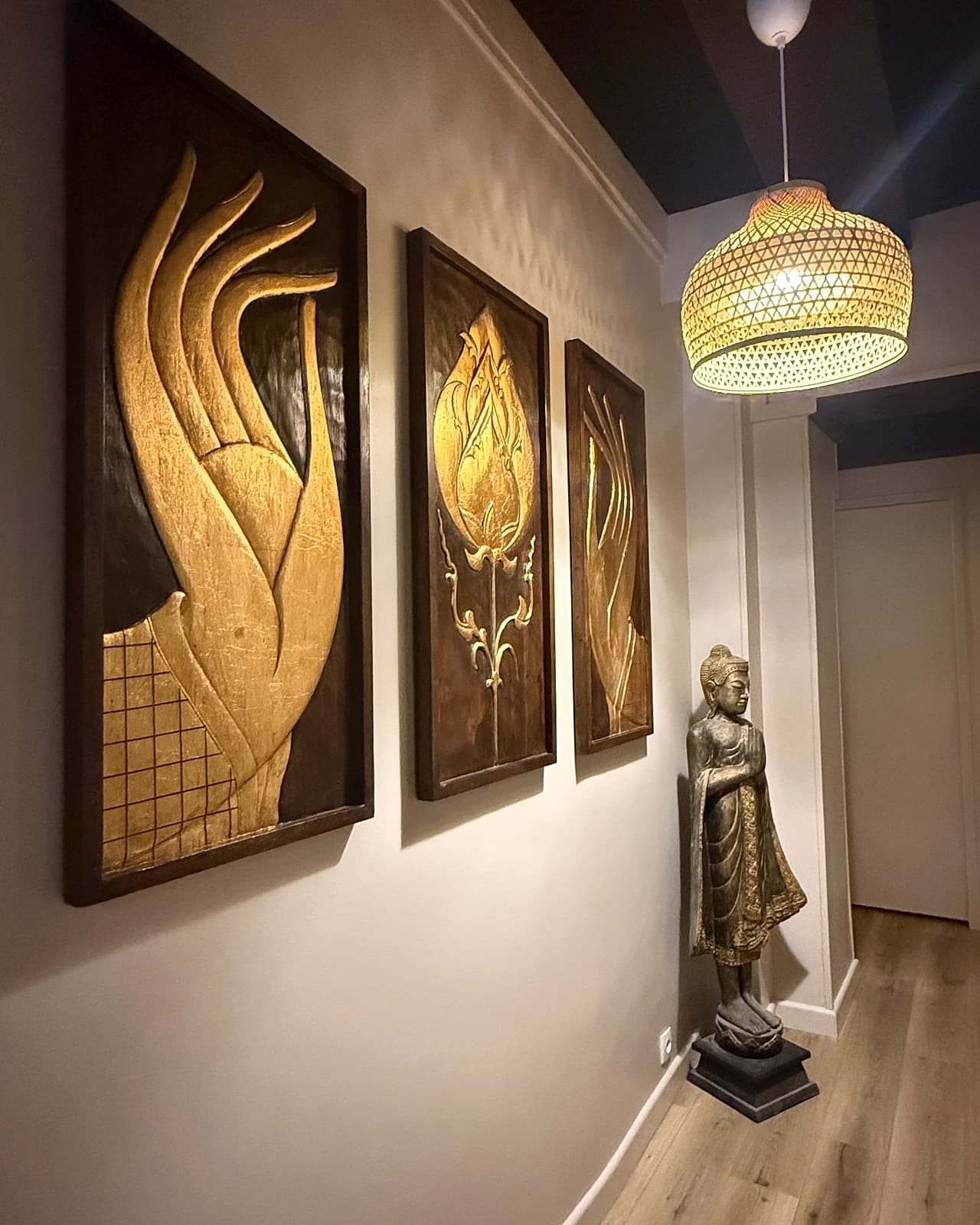 Couloir HOOM décoré de panneaux dorés et d'une suspension